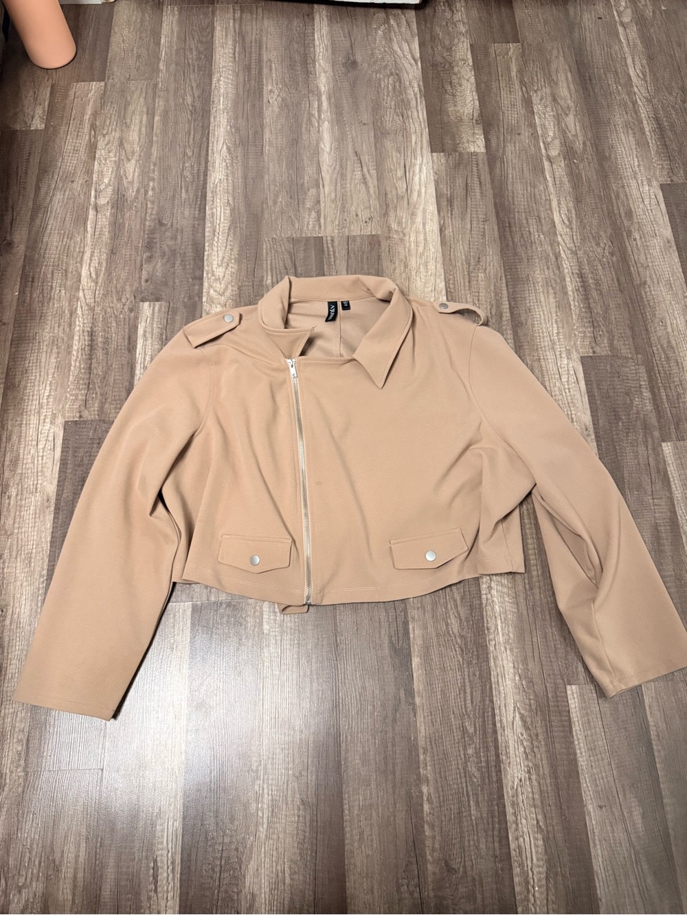 Cropped Beige Women's Jacket - Classic Collar